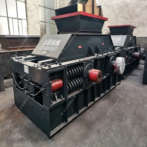 2PG1000x700中型半自動(dòng)液壓對輥制砂機(jī)發(fā)貨